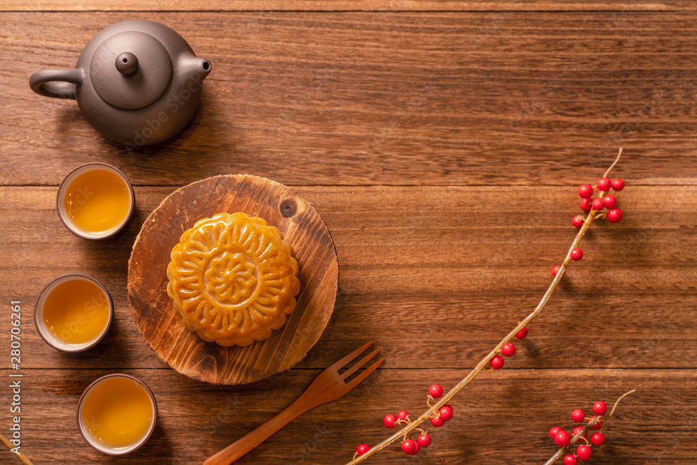 月饼月饼餐桌设置-木底茶杯的中国传统糕点，米