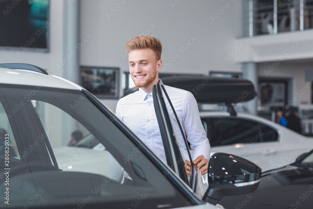 男士在沙龙选择新车