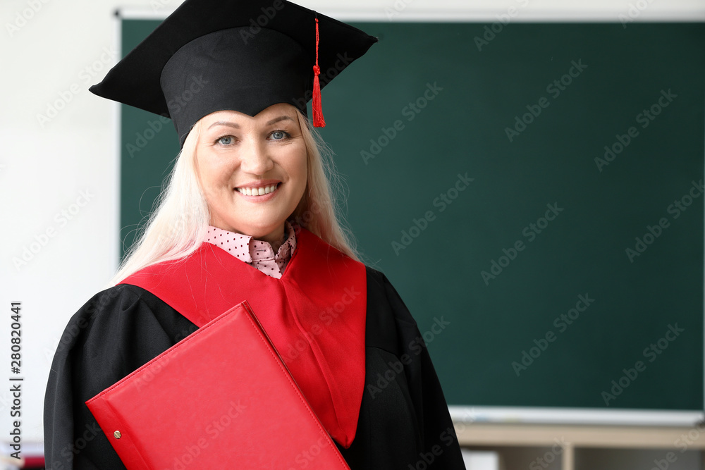 大学里穿着学士袍的成熟女性