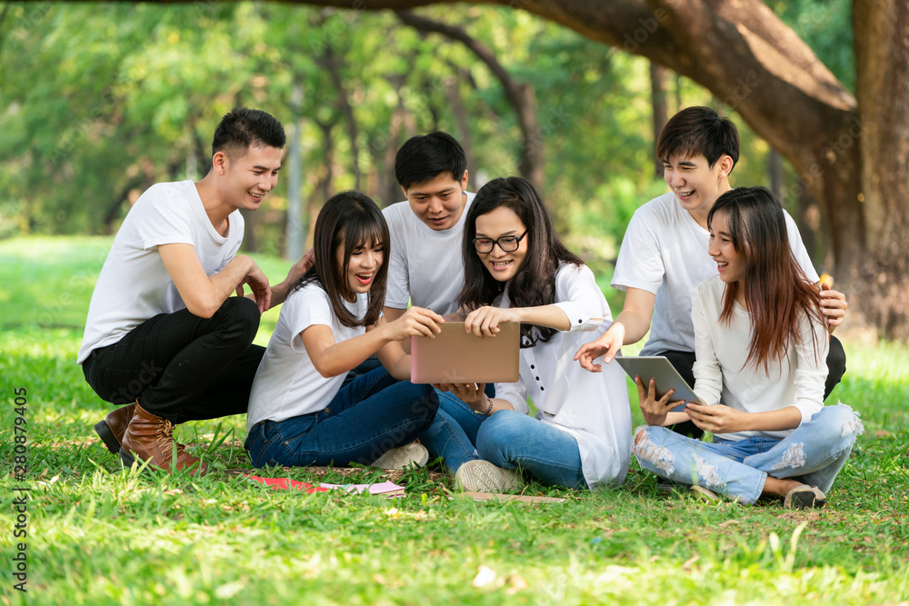 在大学或学校公园的小组项目中学习的年轻学生团队。快乐学习