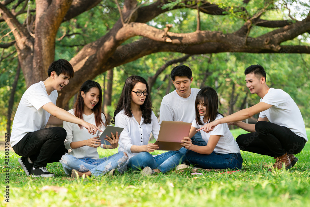 在大学或学校的公园里学习小组项目的年轻学生团队。快乐学习