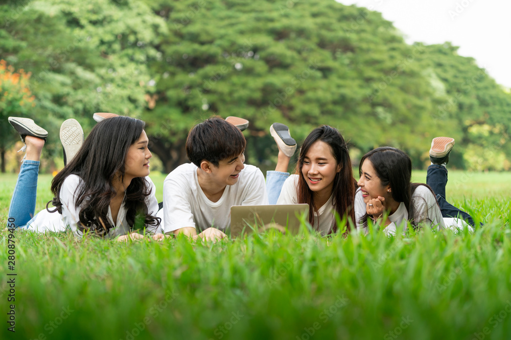 在大学或学校公园的小组项目中学习的年轻学生团队。快乐学习