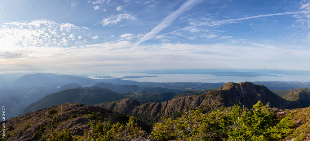 在充满活力的夏日里，加拿大山脉景观的美丽全景。拍摄于Mt Arr