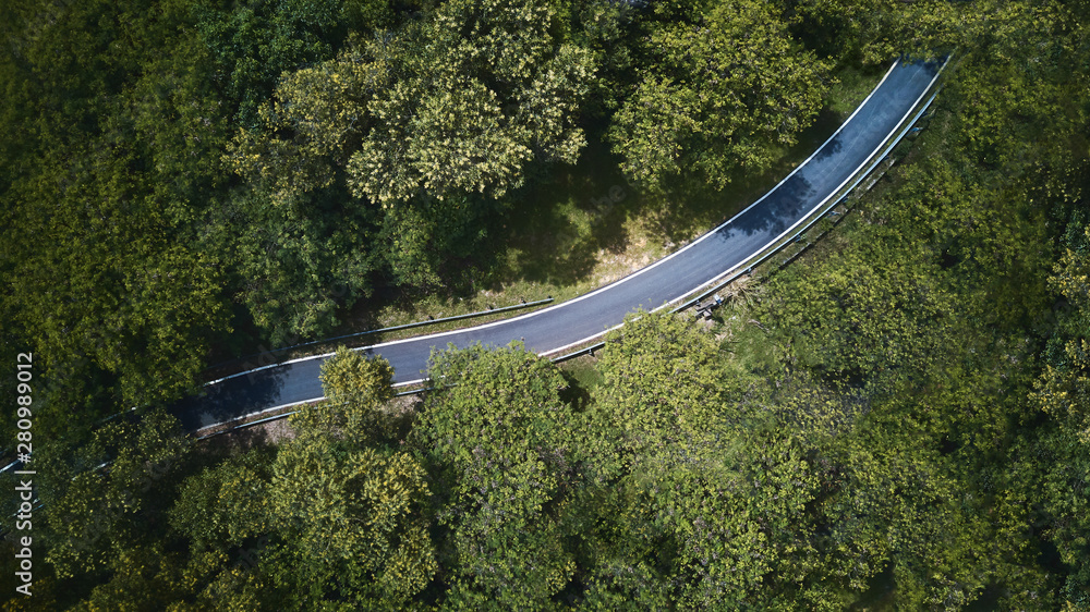 马来西亚乡村公路上的森林鸟瞰图。