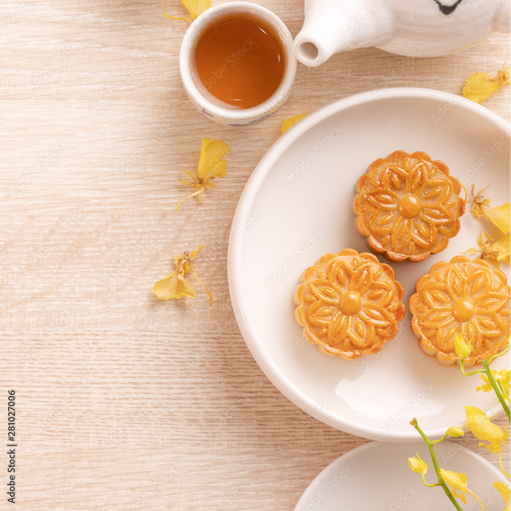 中秋节美味月饼，图案精美，装饰有黄色花朵