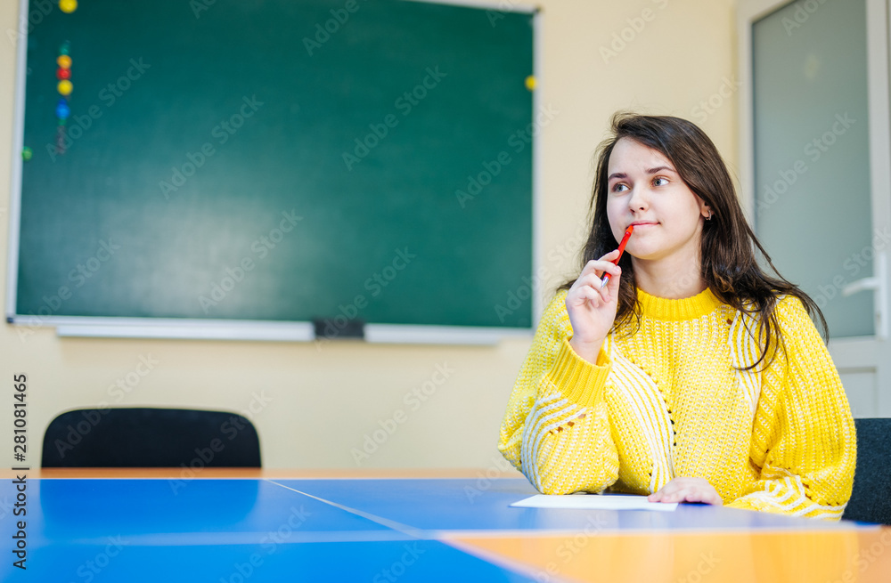 教育过程。女学生思考大学课程。教育。