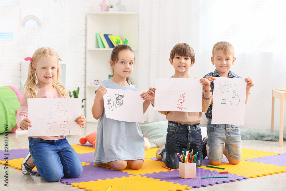 幼儿园里有照片的可爱小孩