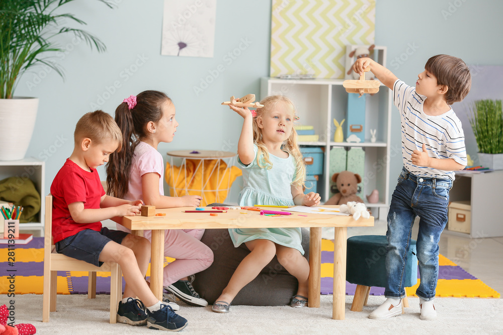 可爱的小孩在幼儿园玩耍