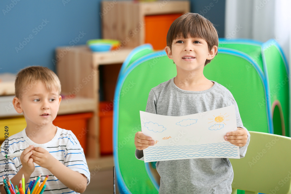 幼儿园里的可爱小男孩