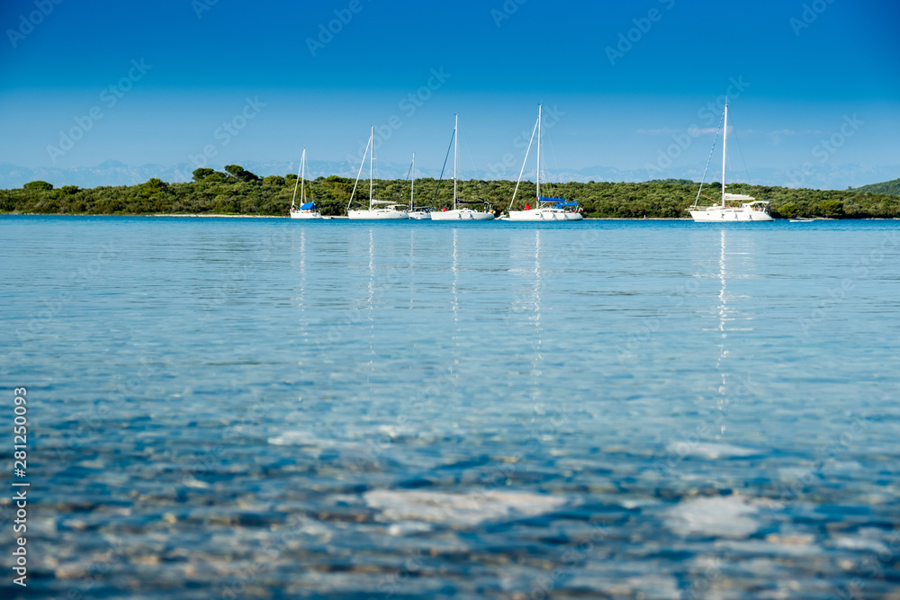 克罗地亚亚得里亚海美丽的海景，Dugi otok群岛，停泊在蓝色海湾的游艇