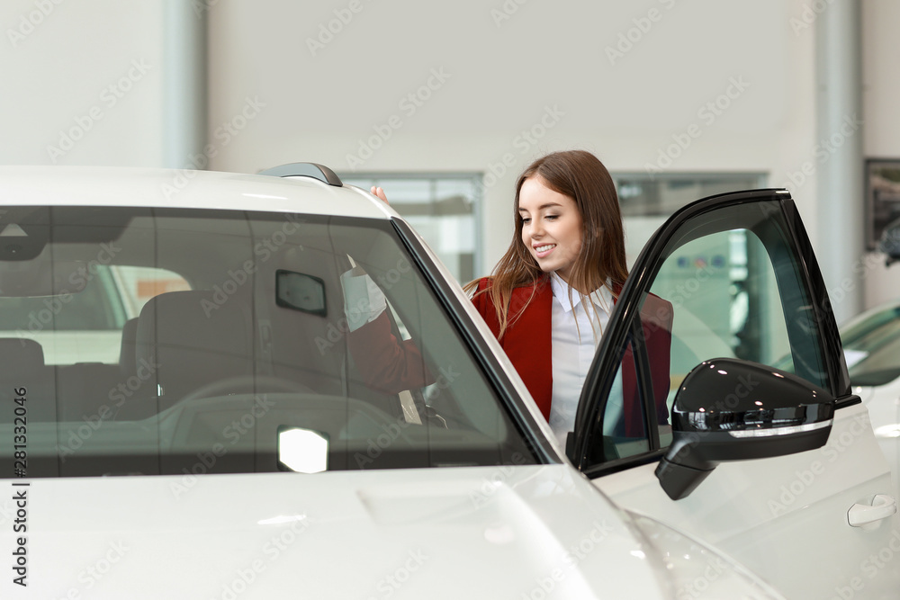 女人在沙龙选新车