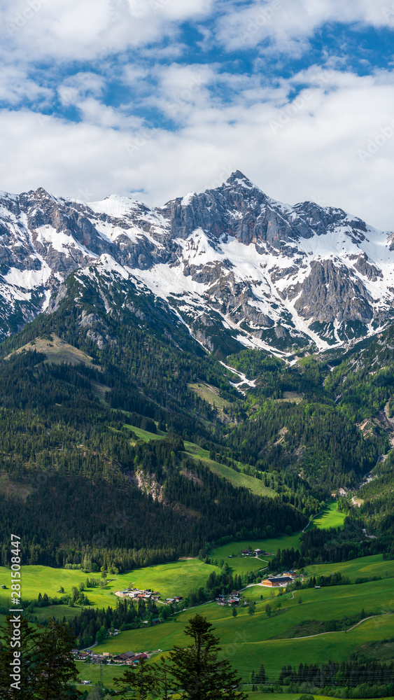 Steinernes-Meer山脉后面的Maria Alm am Steinernen-Meer