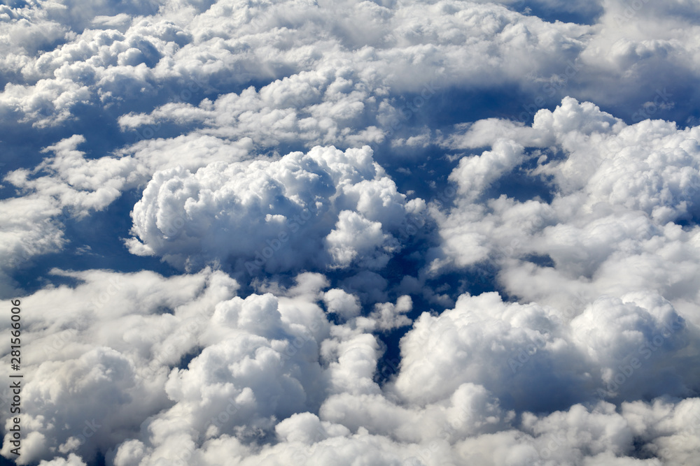 Take aerial photos of the sea of clouds on the plane.