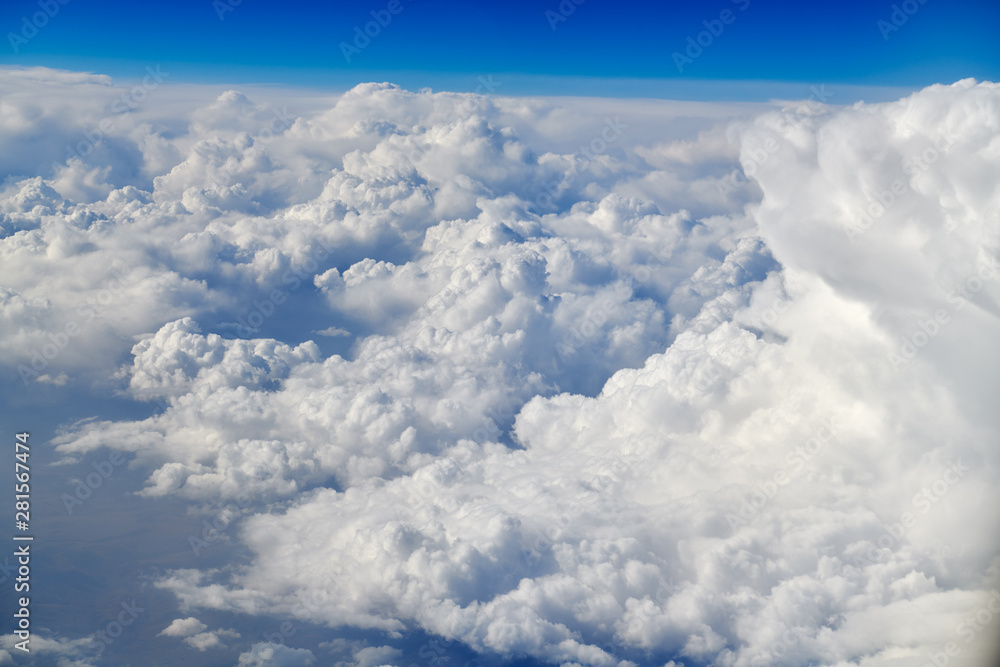 Take aerial photos of the sea of clouds on the plane.