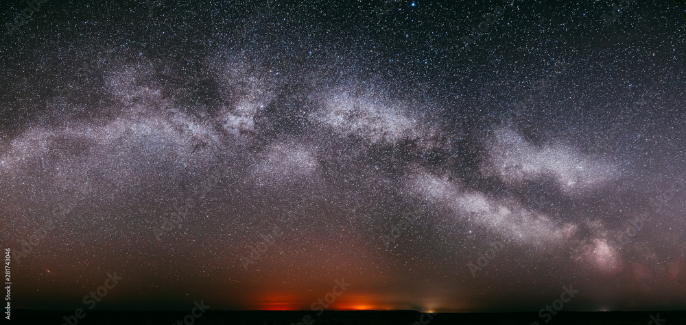 城市灯光下景观上方的夜空，星光灿烂。Gr上方的黑夜星空