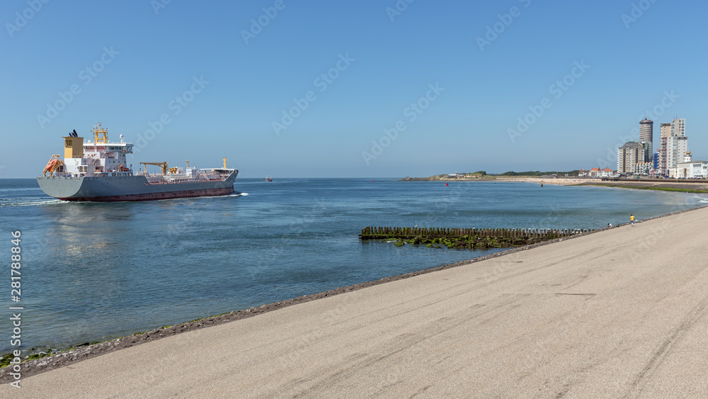 荷兰水边Vlissingen，货船靠近海岸航行