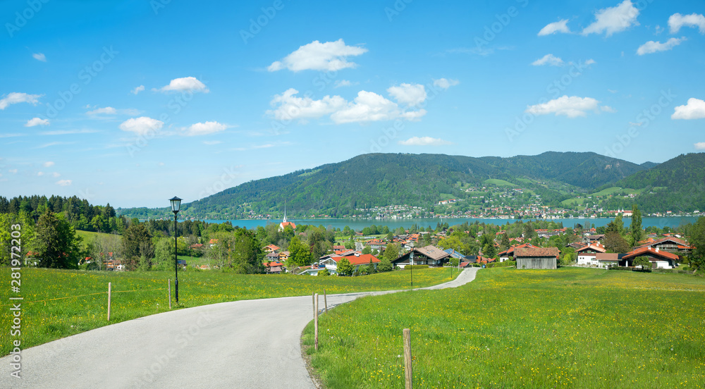 Bergstrasse oberhalb von Bad Wiessee, mit Blick zum Tegernsee