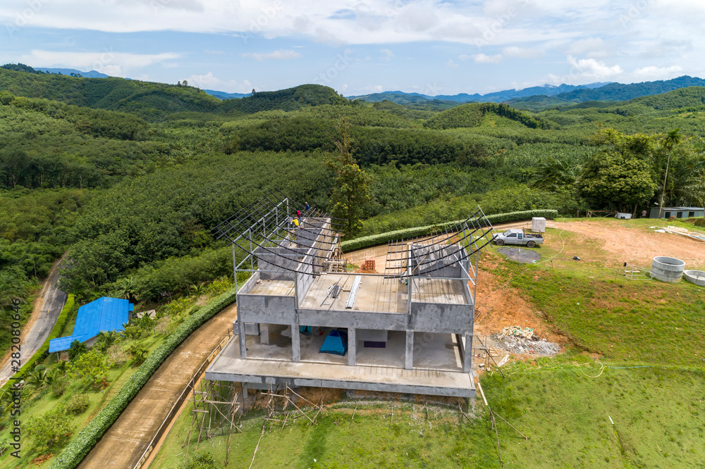 钢屋顶施工的无人机视图，建筑工人到屋顶金属框架