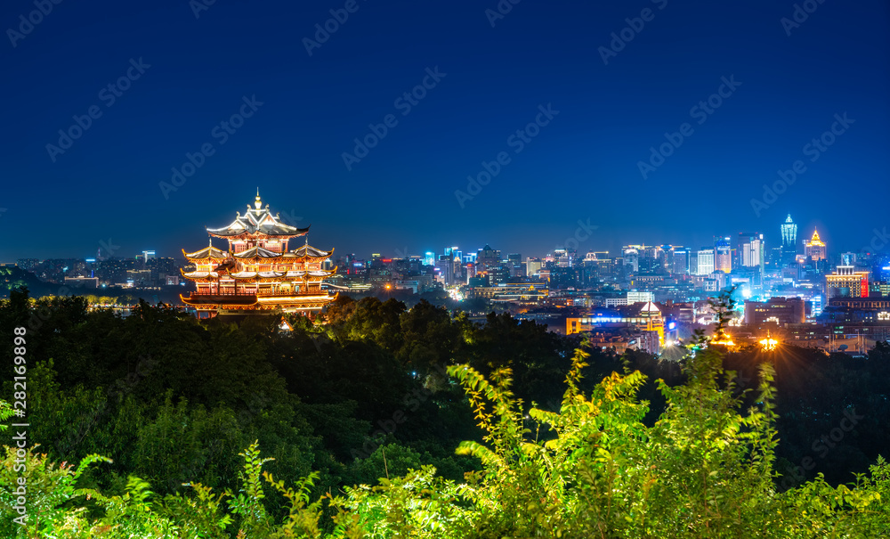 杭州城市夜景与古亭……