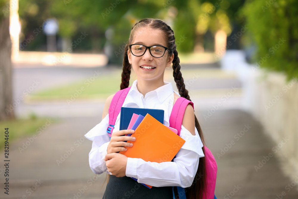 户外课后可爱的小女生