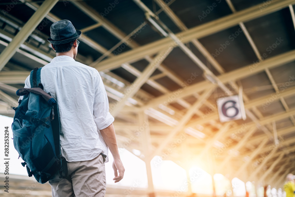 亚洲人是旅行者，他在等他们的火车。户外冒险旅行的火车概念。禁止