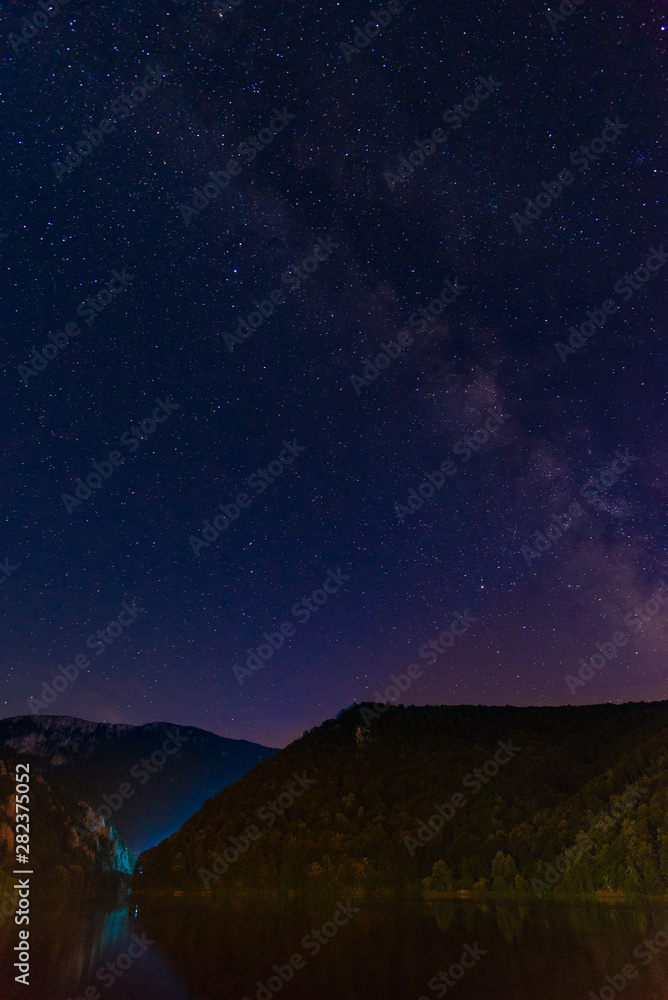 多瑙河三峡景观。罗马尼亚一侧的卡扎内莱·马里。夜景。