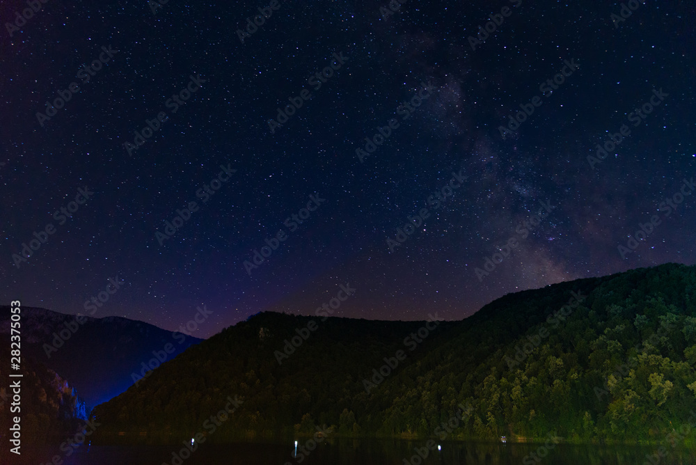 多瑙河三峡景观。罗马尼亚一侧的Cazanele Mari。夜景。