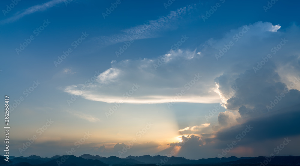 托斯卡纳风景，田野里有干草捆，意大利