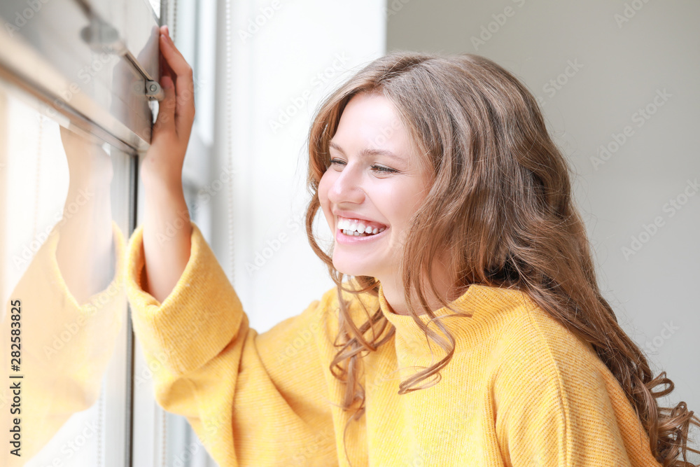 幸福的年轻女人在家的画像