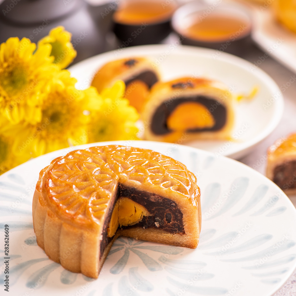 中秋节传统美食理念-惠特蓝纹板上的漂亮切月饼