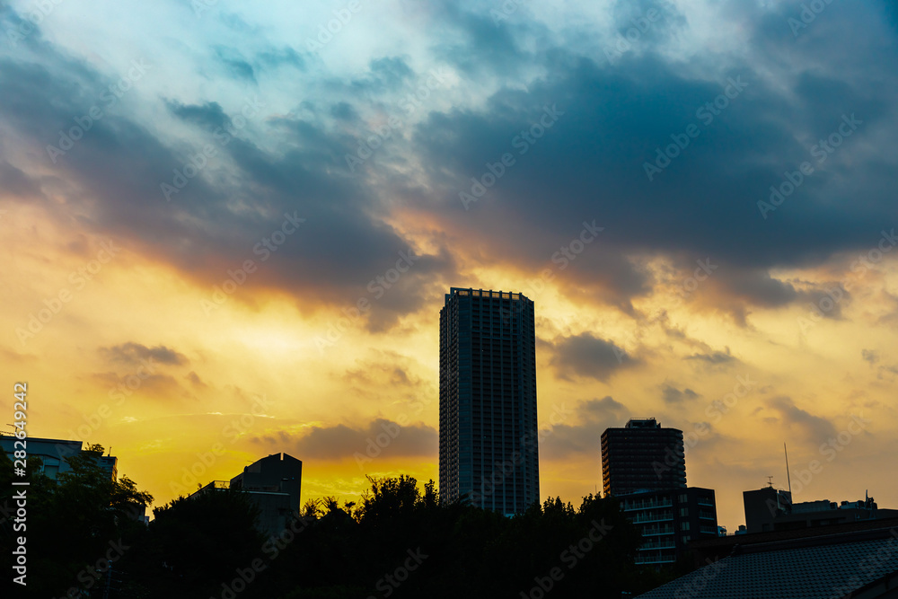 夕暮れ時に赤く染まった都会の空