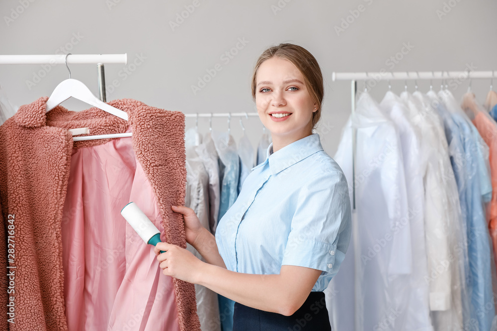 女人用现代干洗店去除衣服上的污垢