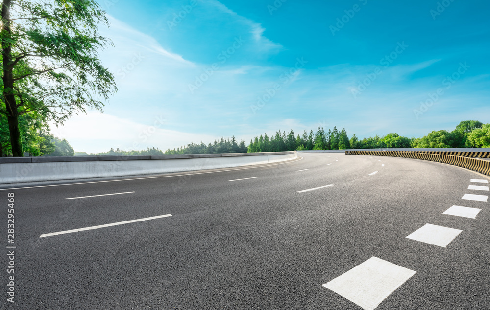 夏季乡村道路和绿色森林自然景观