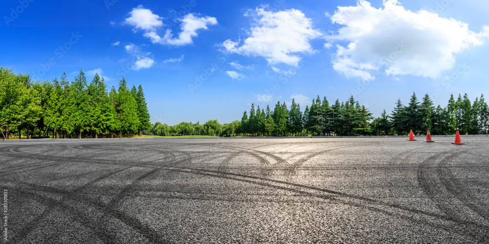 夏季沥青赛道和绿树自然景观