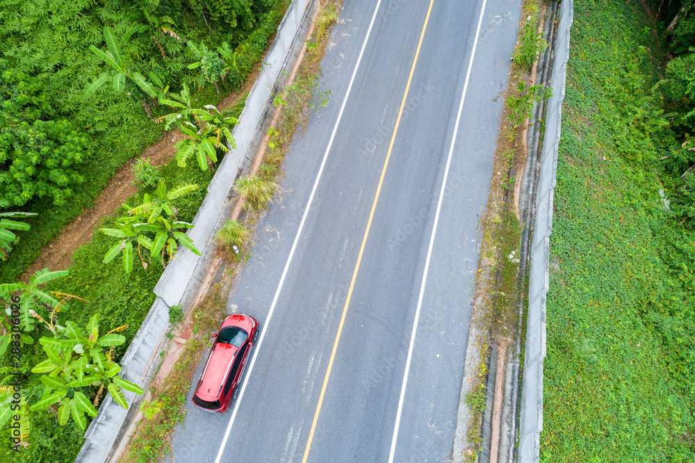 公路上红色suv汽车的无人机鸟瞰图