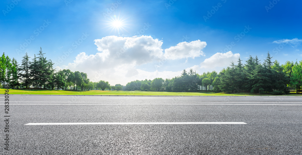 夏日乡村柏油路和绿树自然景观