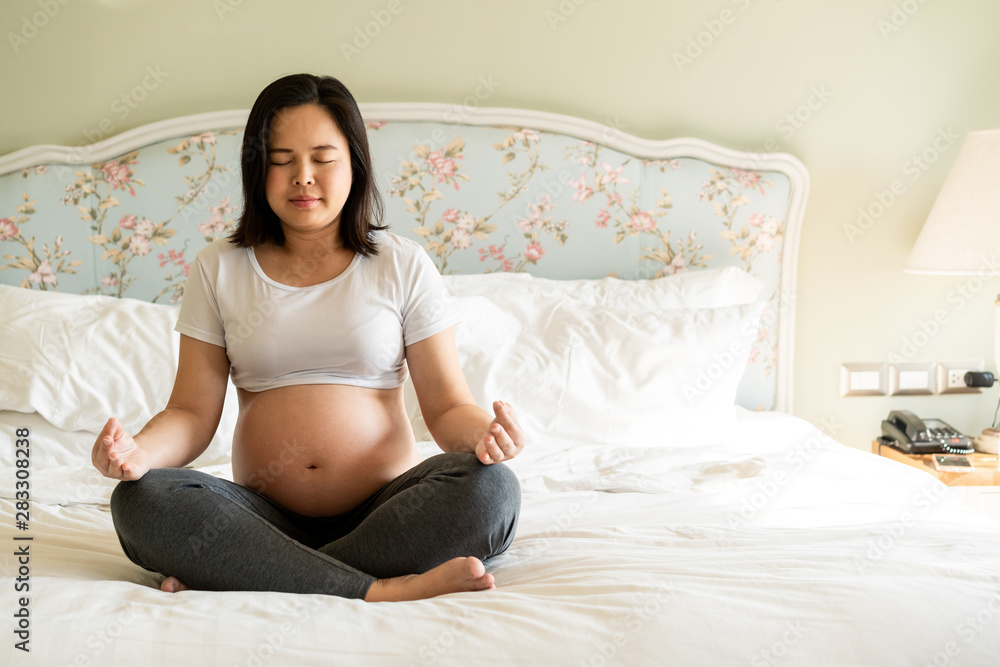 孕妇在家照顾孩子的同时，在卧室的床上做瑜伽运动
1609440936,矢量六边形重叠，背景为浅蓝色，文本为空格