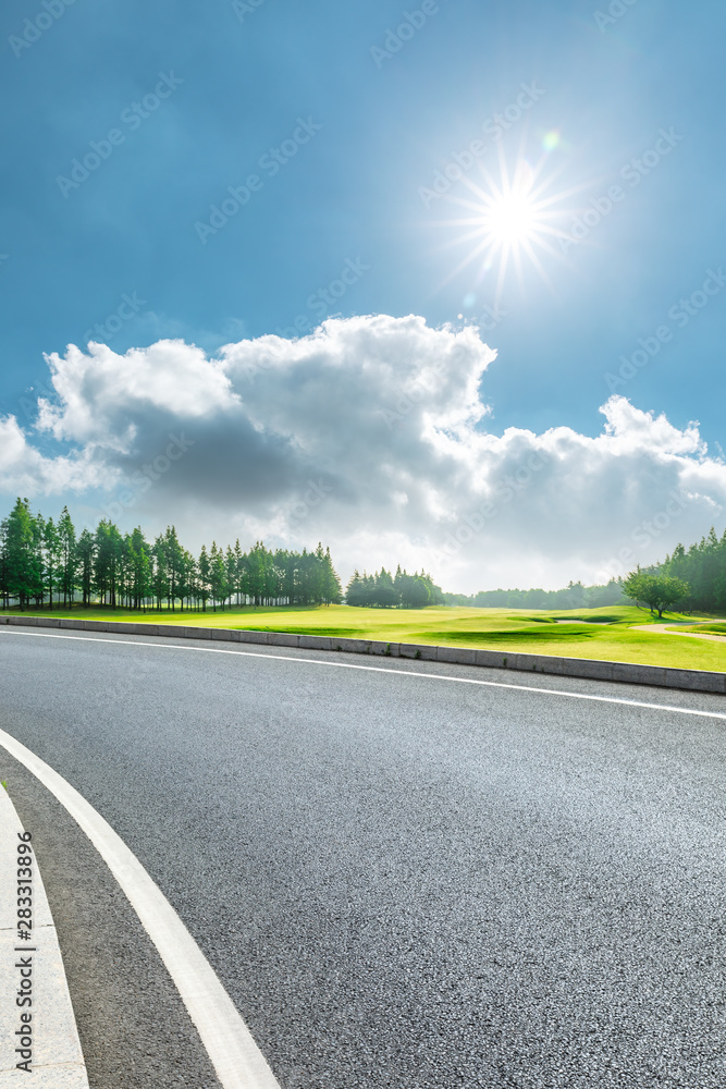 夏日乡间小路和绿树自然景观