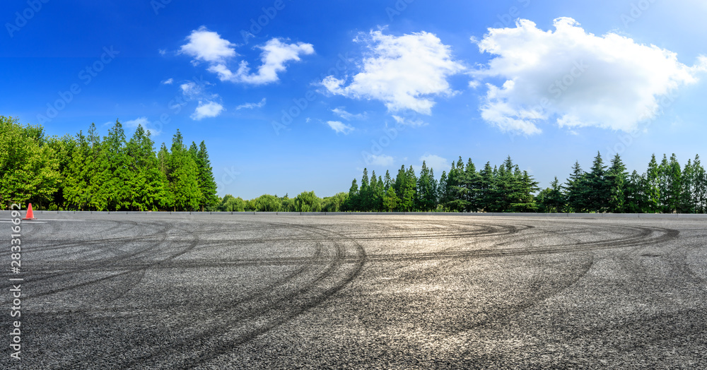 夏季沥青赛道和绿树自然景观