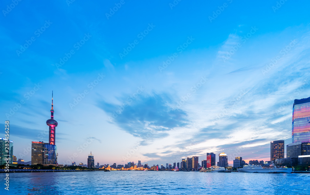 上海陆家嘴建筑景观的城市夜景……