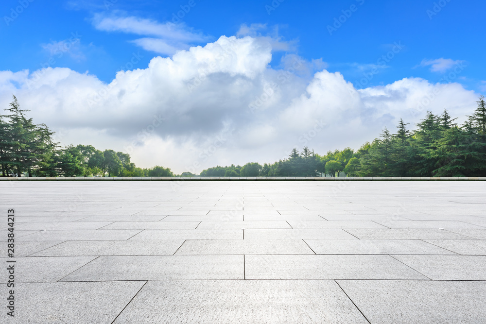 城市公园空荡荡的广场和绿树成荫的自然风光