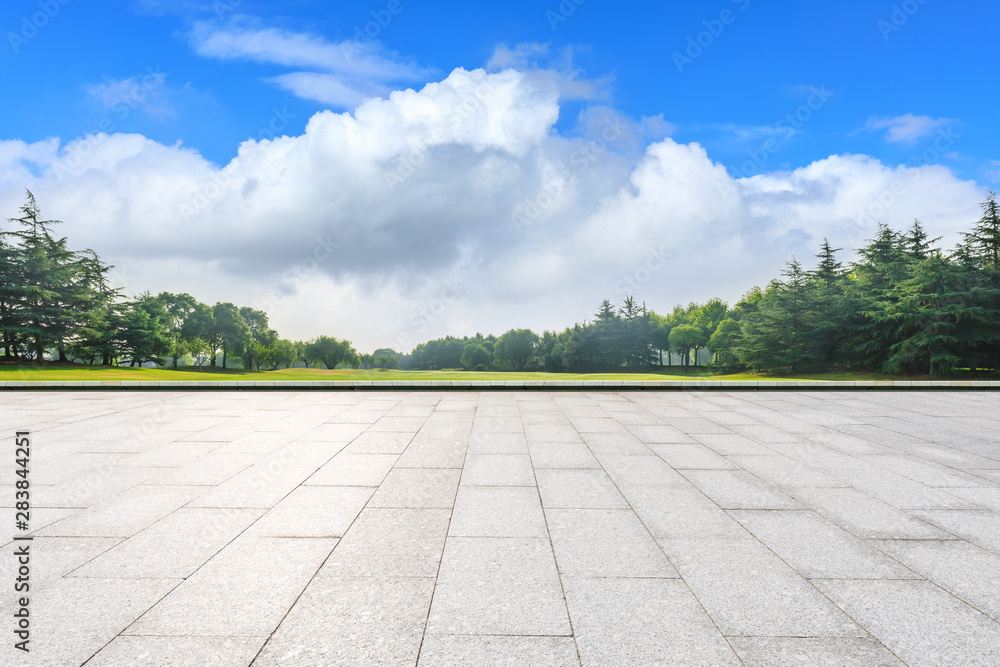 城市公园空荡荡的广场和绿树成荫的自然风光