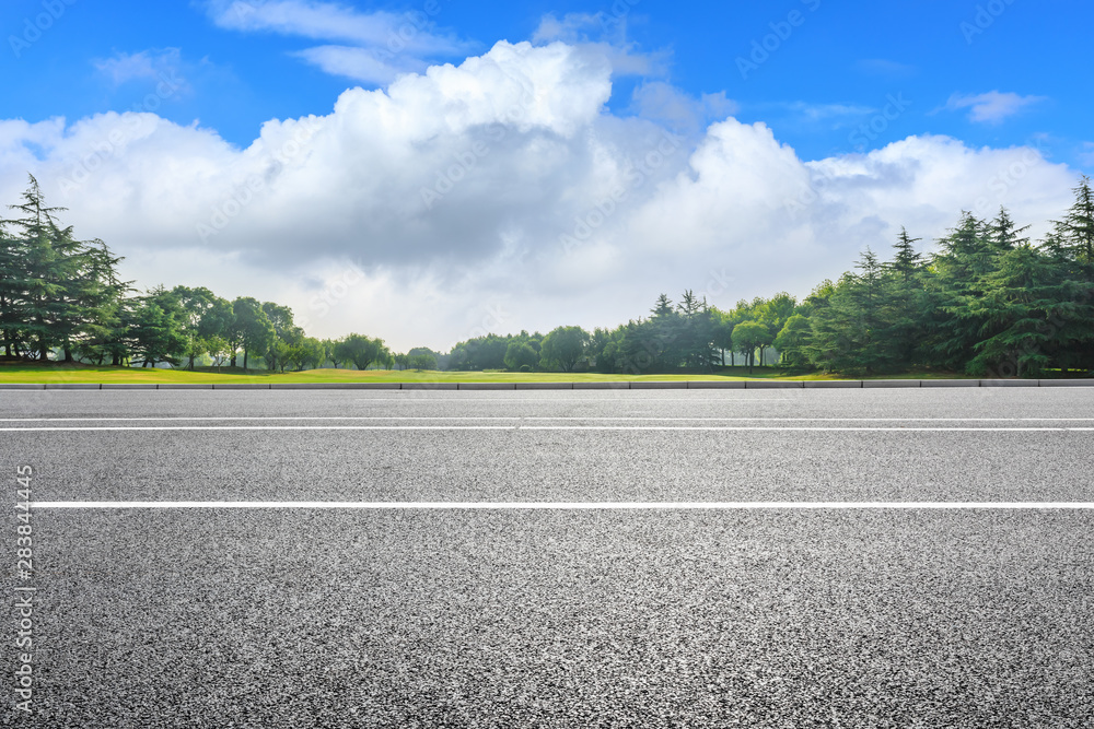 夏季乡村道路和绿色森林自然景观