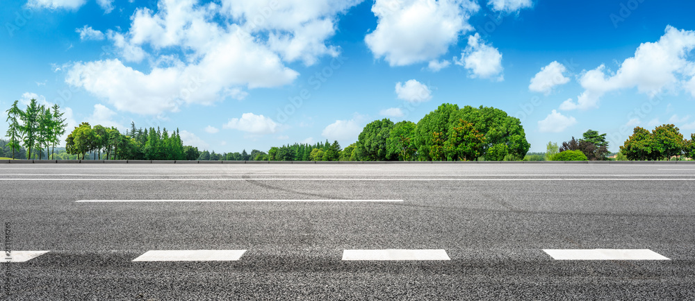 夏季乡村公路和绿树自然景观