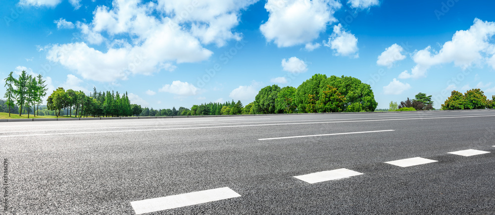 夏季乡村公路和绿树自然景观