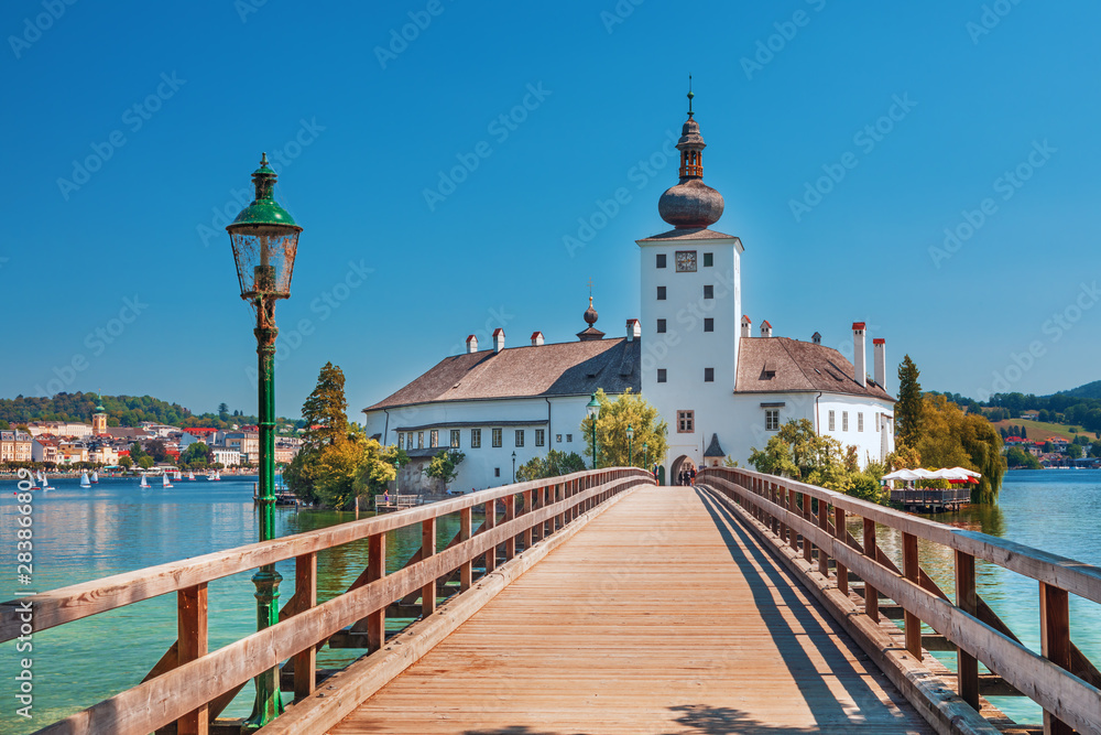 Gmunden市Traunsee湖中的Gmunden Schloss Ort或Schloss Otth的风景。Schloss奥尔特