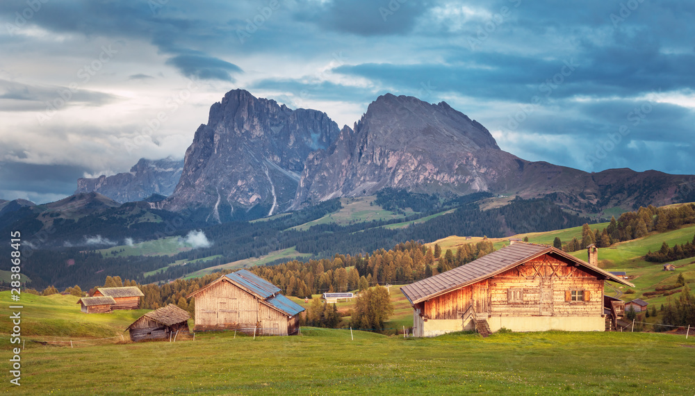 日落时背景为Alpe di Siusi-Seiser Alm和Sassolungo-Langkofel山脉。Woode