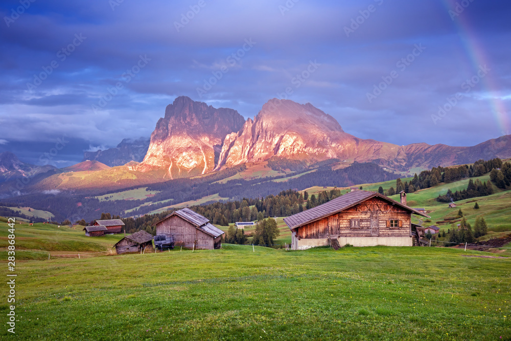 日落时，背景是Alpe di Siusi-Seiser Alm和Sassolungo-Langkofel山脉。Woode