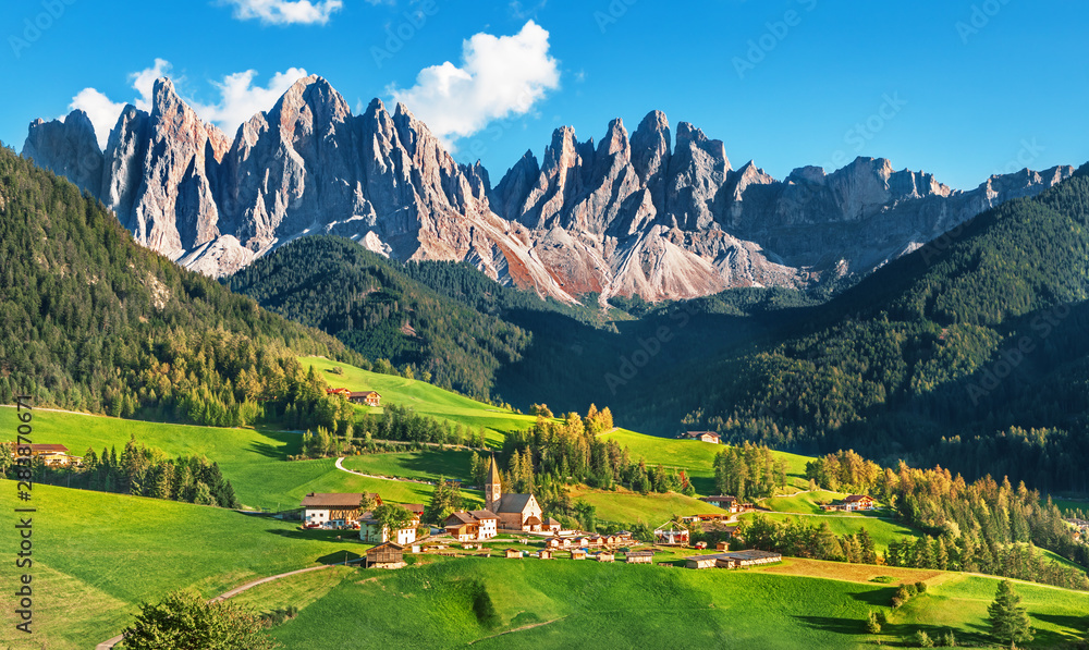 著名的高山地区Santa Maddalena村，背景是神奇的多洛米蒂山脉，瓦尔迪