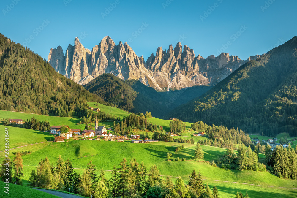 著名的高山地区Santa Maddalena村，背景是神奇的多洛米蒂山脉，瓦尔迪